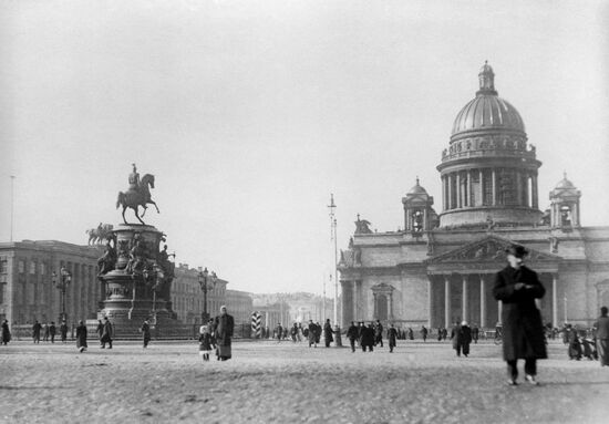 Исаакиевская площадь в Петрограде 1914 года