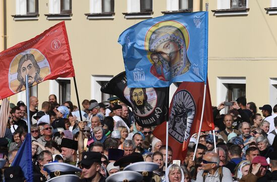 Крестный ход в честь 300-летия перенесения мощей А. Невского в Санкт-Петербург