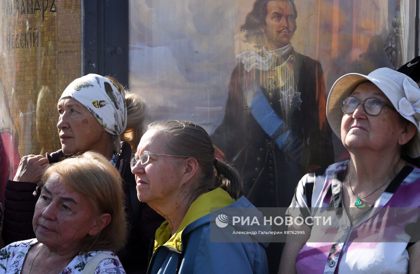 Крестный ход в честь 300-летия перенесения мощей А. Невского в Санкт-Петербург