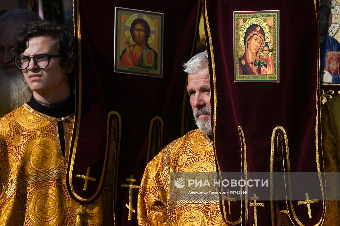 Крестный ход в честь 300-летия перенесения мощей А. Невского в Санкт-Петербург