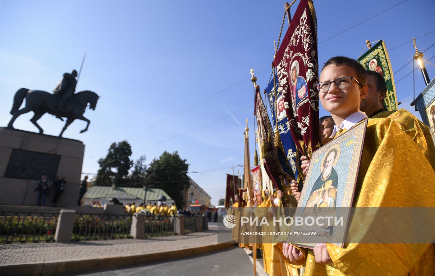 Крестный ход в честь 300-летия перенесения мощей А. Невского в Санкт-Петербург