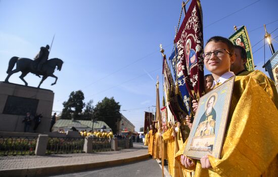 Крестный ход в честь 300-летия перенесения мощей А. Невского в Санкт-Петербург