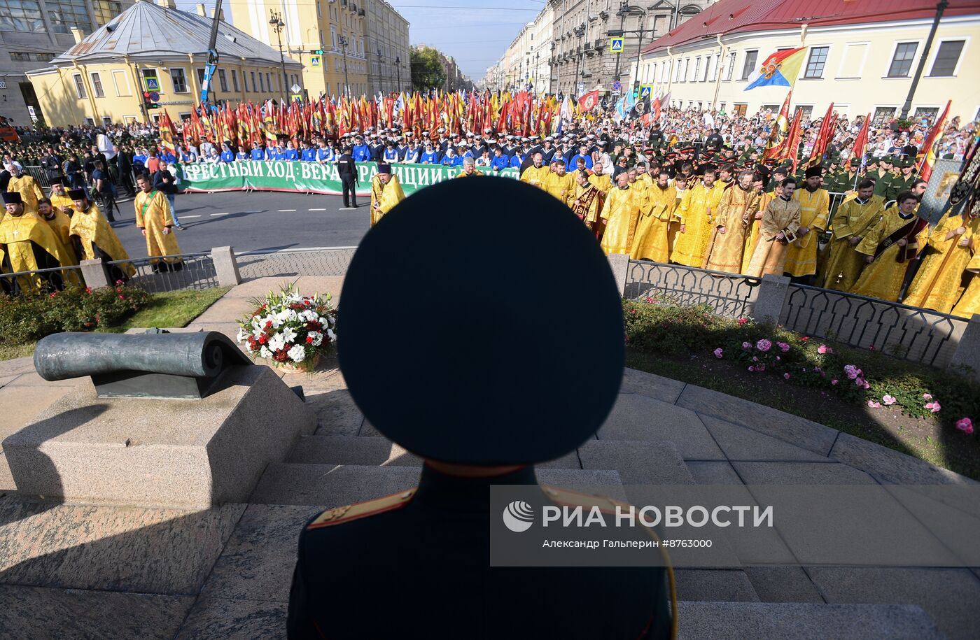 Крестный ход в честь 300-летия перенесения мощей А. Невского в Санкт-Петербург