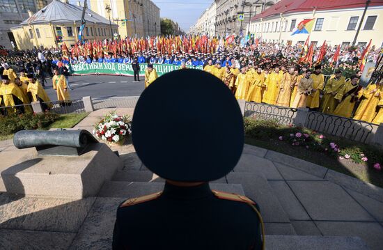 Крестный ход в честь 300-летия перенесения мощей А. Невского в Санкт-Петербург