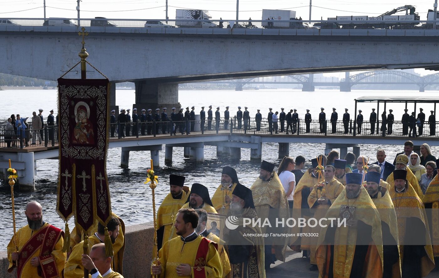 Крестный ход в честь 300-летия перенесения мощей А. Невского в Санкт-Петербург