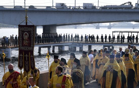 Крестный ход в честь 300-летия перенесения мощей А. Невского в Санкт-Петербург