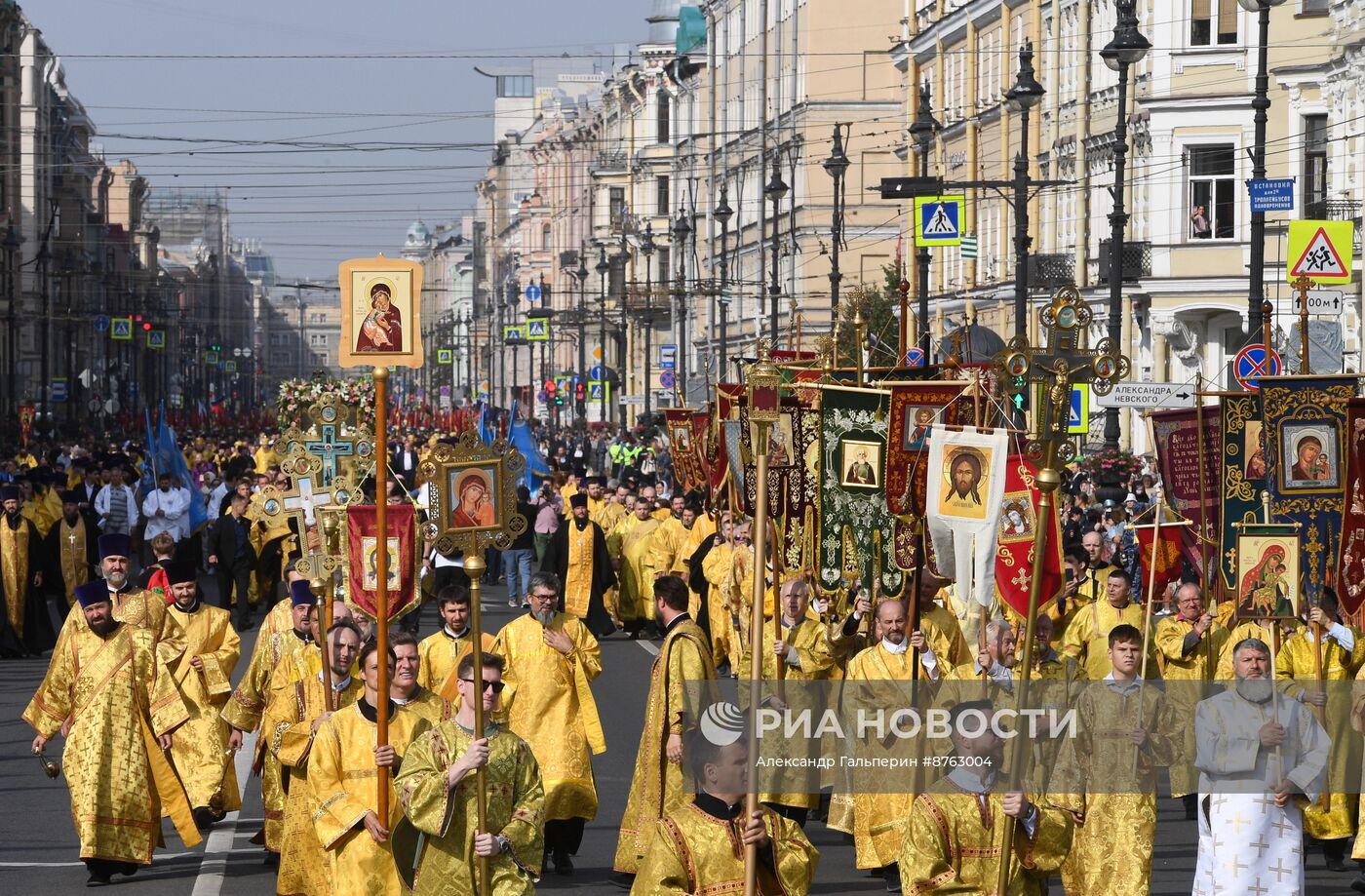 Крестный ход в честь 300-летия перенесения мощей А. Невского в Санкт-Петербург