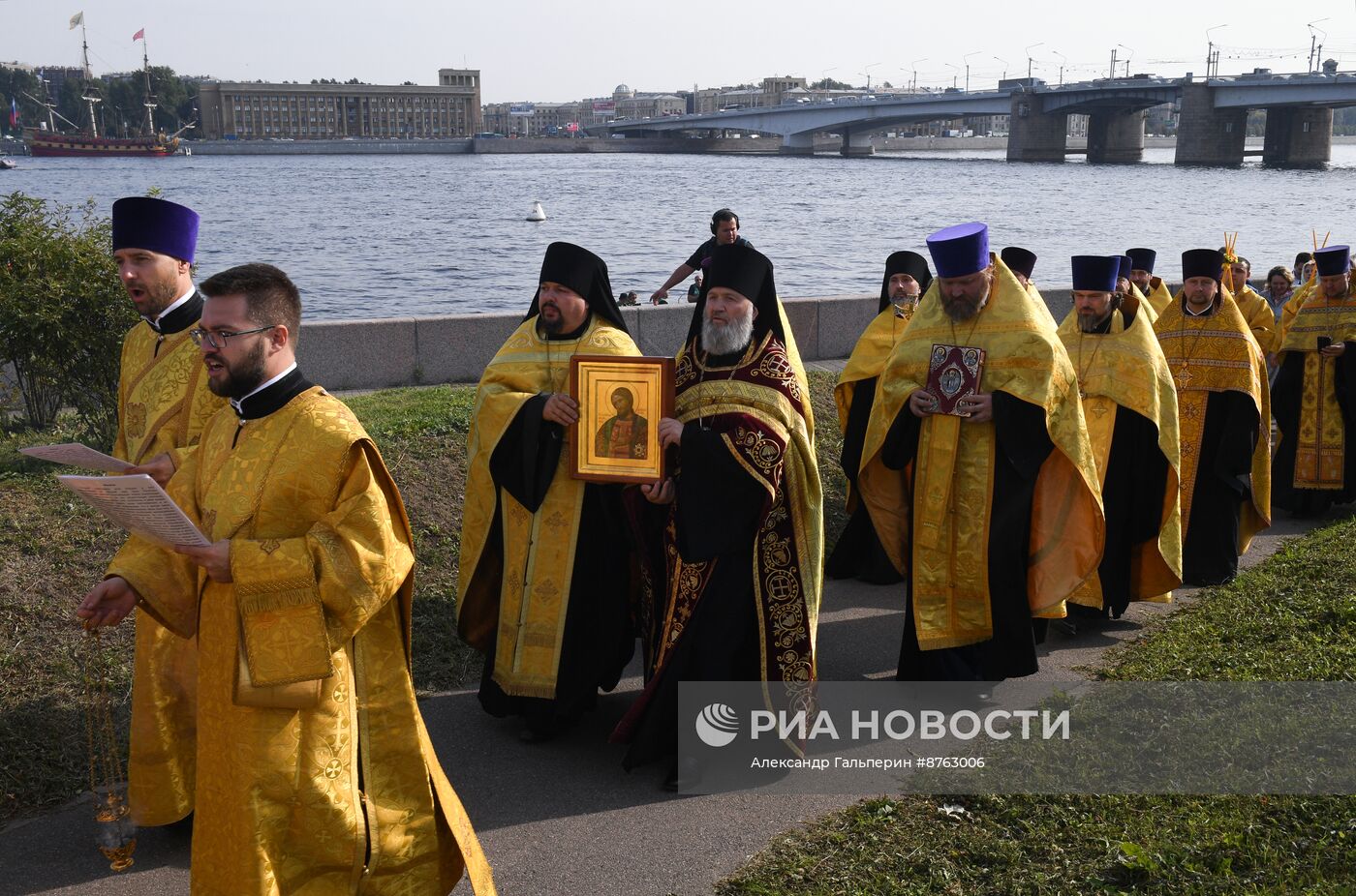 Крестный ход в честь 300-летия перенесения мощей А. Невского в Санкт-Петербург