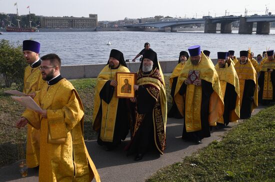 Крестный ход в честь 300-летия перенесения мощей А. Невского в Санкт-Петербург