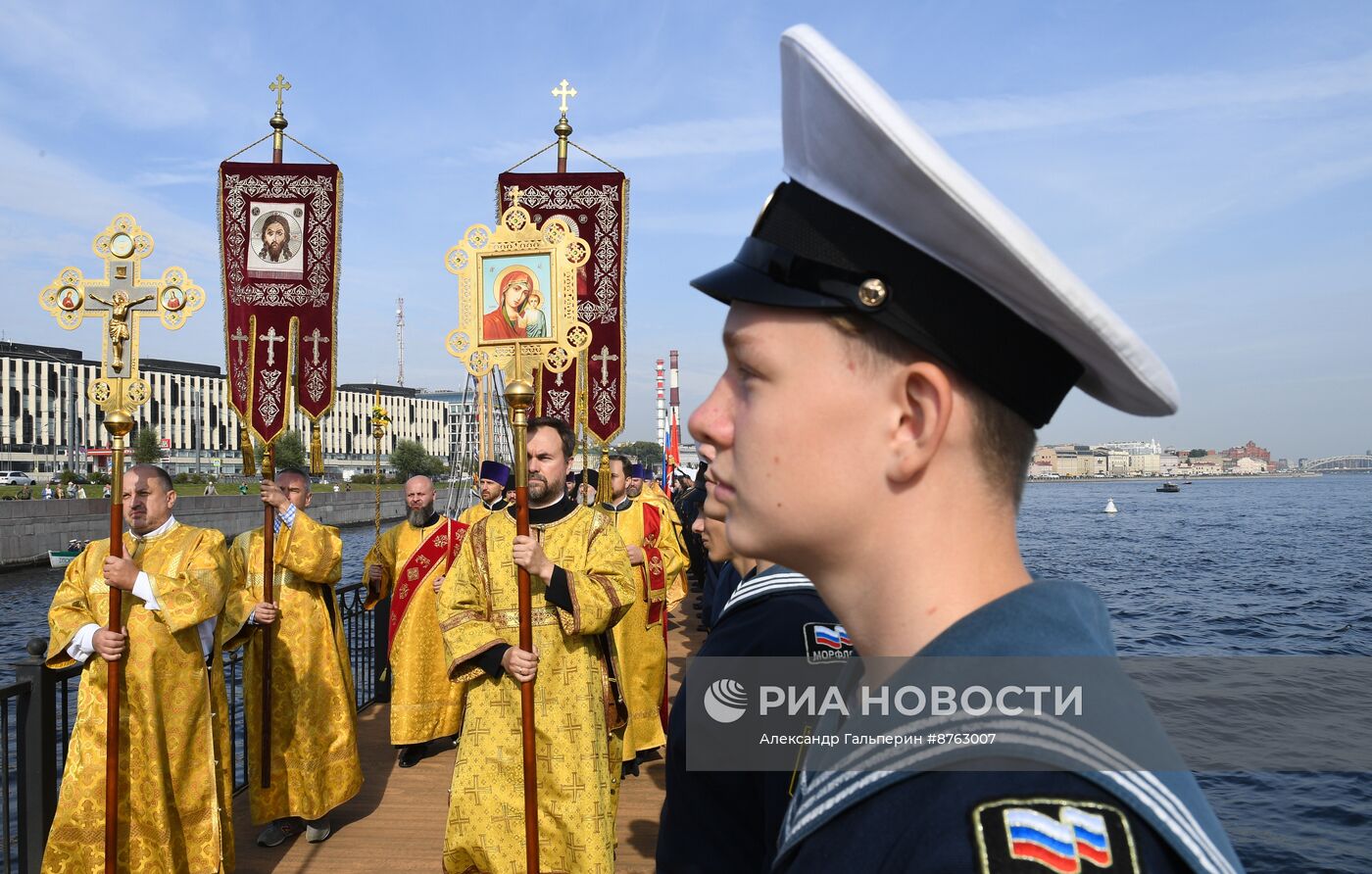 Крестный ход в честь 300-летия перенесения мощей А. Невского в Санкт-Петербург