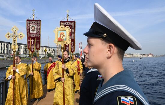 Крестный ход в честь 300-летия перенесения мощей А. Невского в Санкт-Петербург