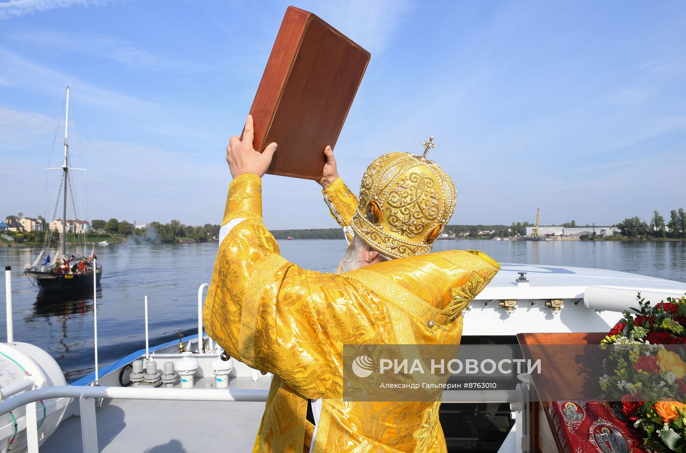 Крестный ход в честь 300-летия перенесения мощей А. Невского в Санкт-Петербург