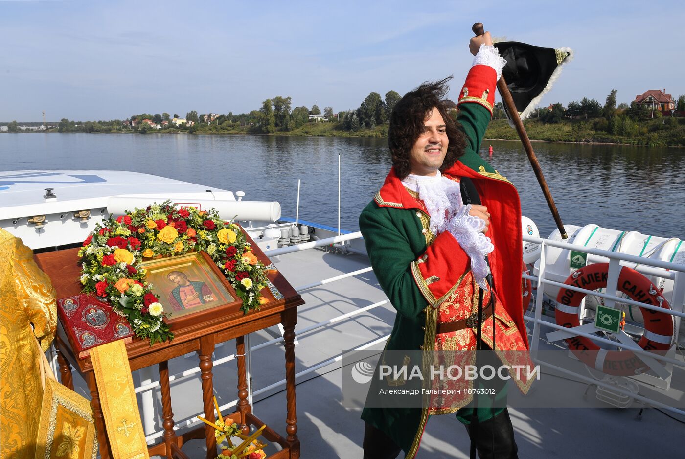 Крестный ход в честь 300-летия перенесения мощей А. Невского в Санкт-Петербург