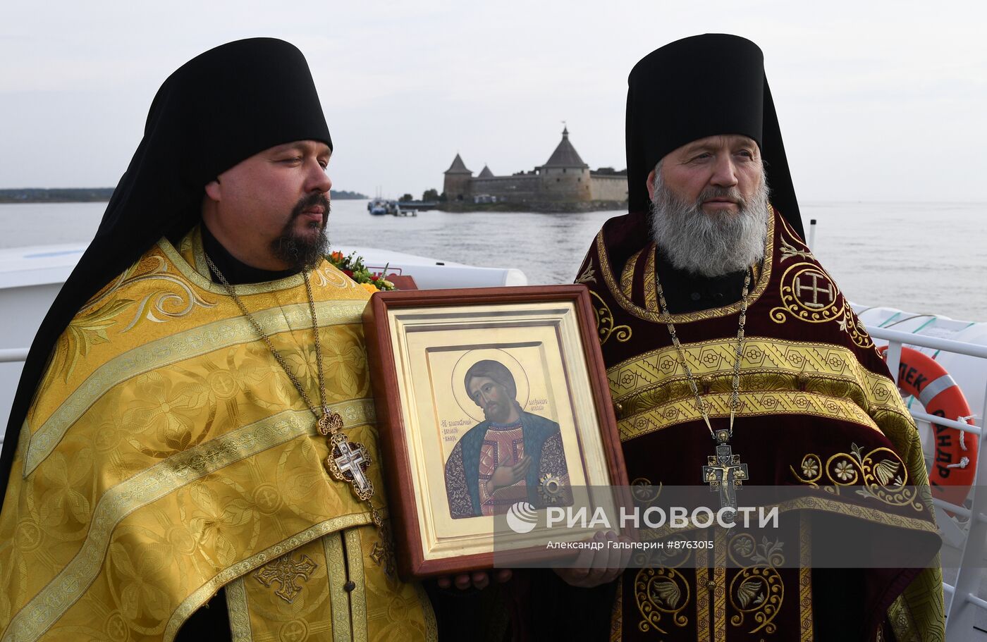 Крестный ход в честь 300-летия перенесения мощей А. Невского в Санкт-Петербург