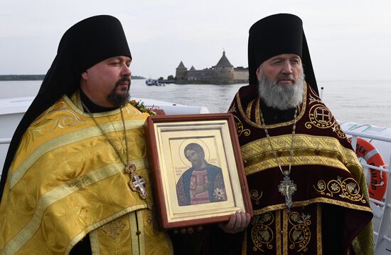 Крестный ход в честь 300-летия перенесения мощей А. Невского в Санкт-Петербург