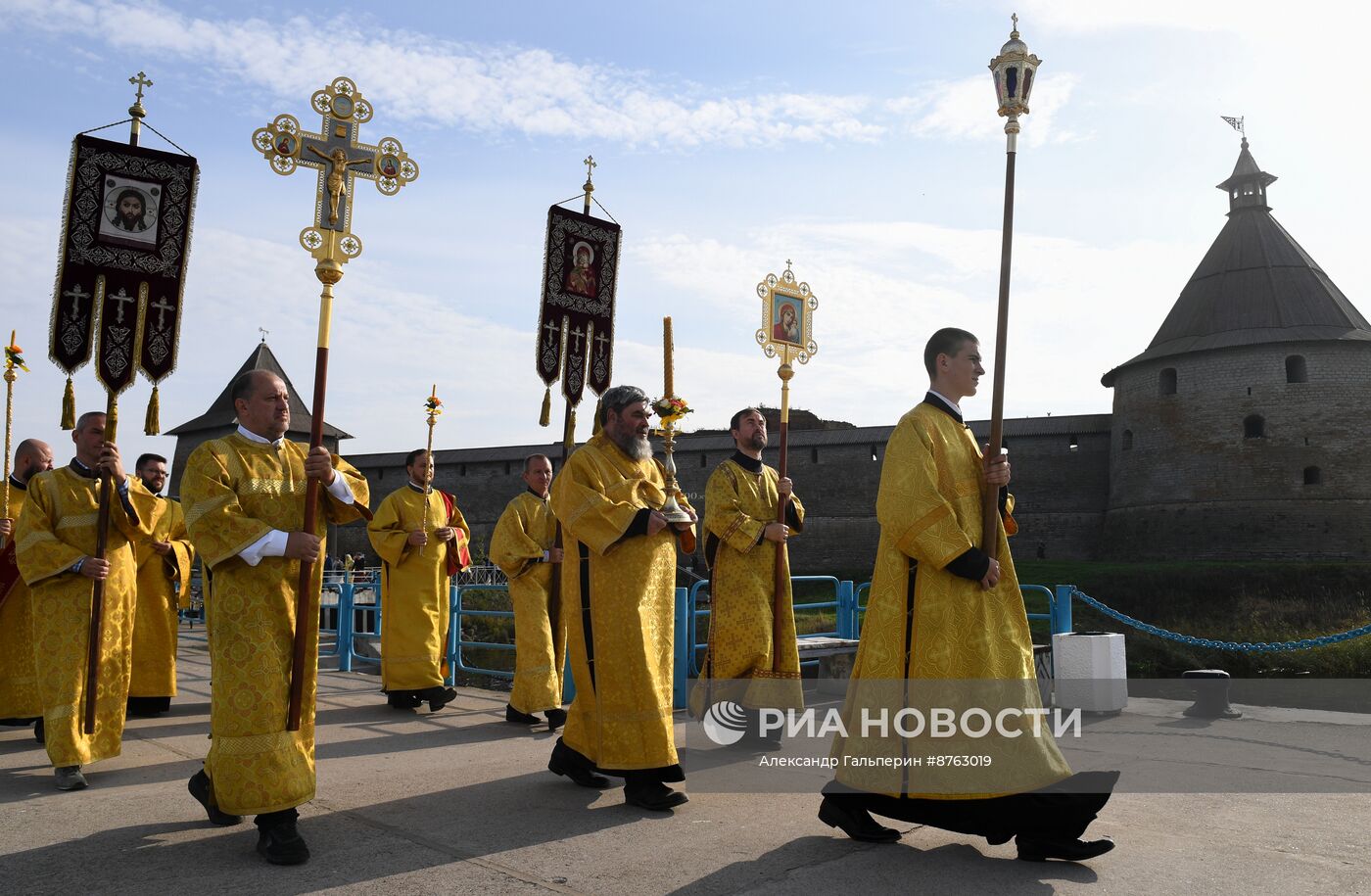 Крестный ход в честь 300-летия перенесения мощей А. Невского в Санкт-Петербург