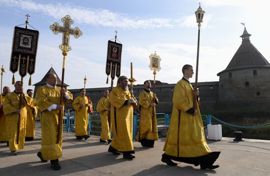 Крестный ход в честь 300-летия перенесения мощей А. Невского в Санкт-Петербург