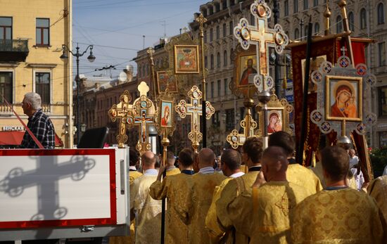 Крестный ход в честь 300-летия перенесения мощей А. Невского в Санкт-Петербург