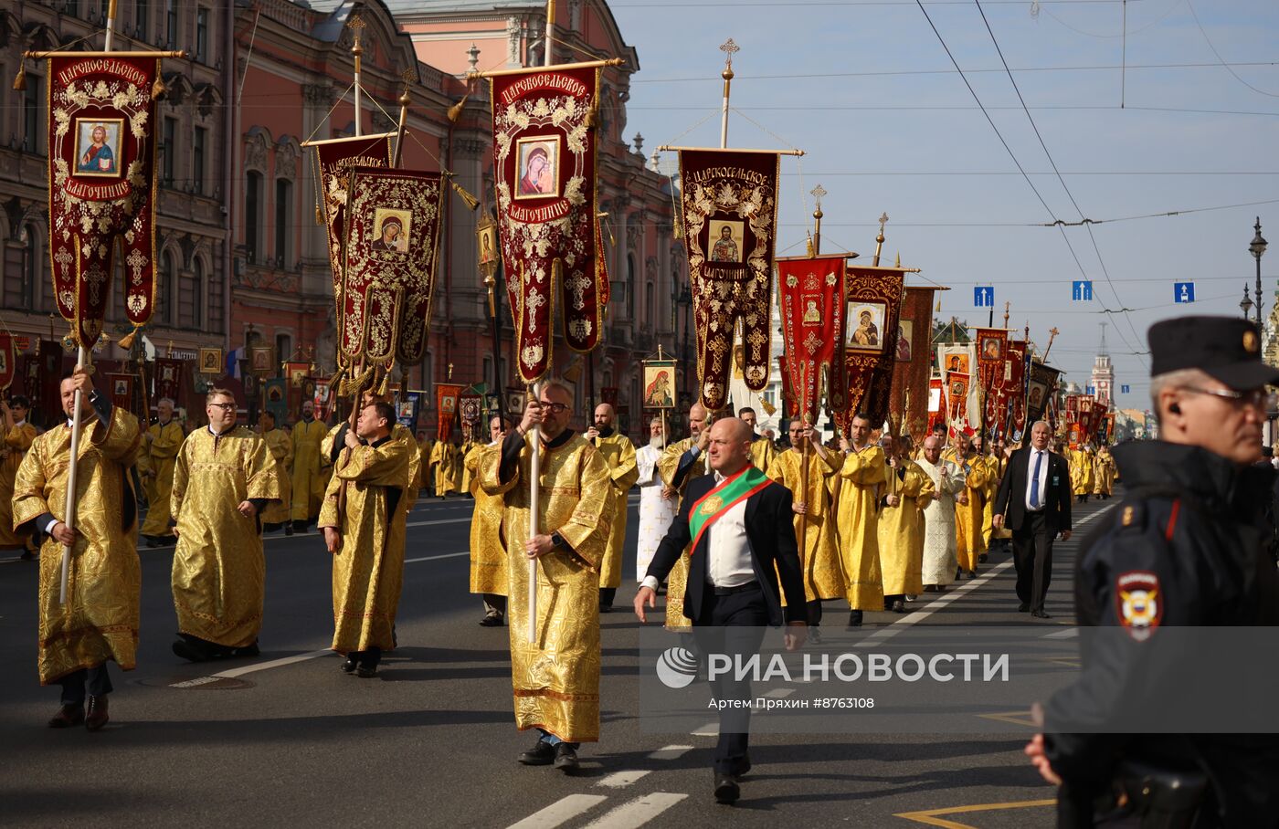 Крестный ход в честь 300-летия перенесения мощей А. Невского в Санкт-Петербург