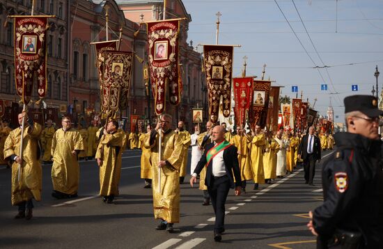 Крестный ход в честь 300-летия перенесения мощей А. Невского в Санкт-Петербург