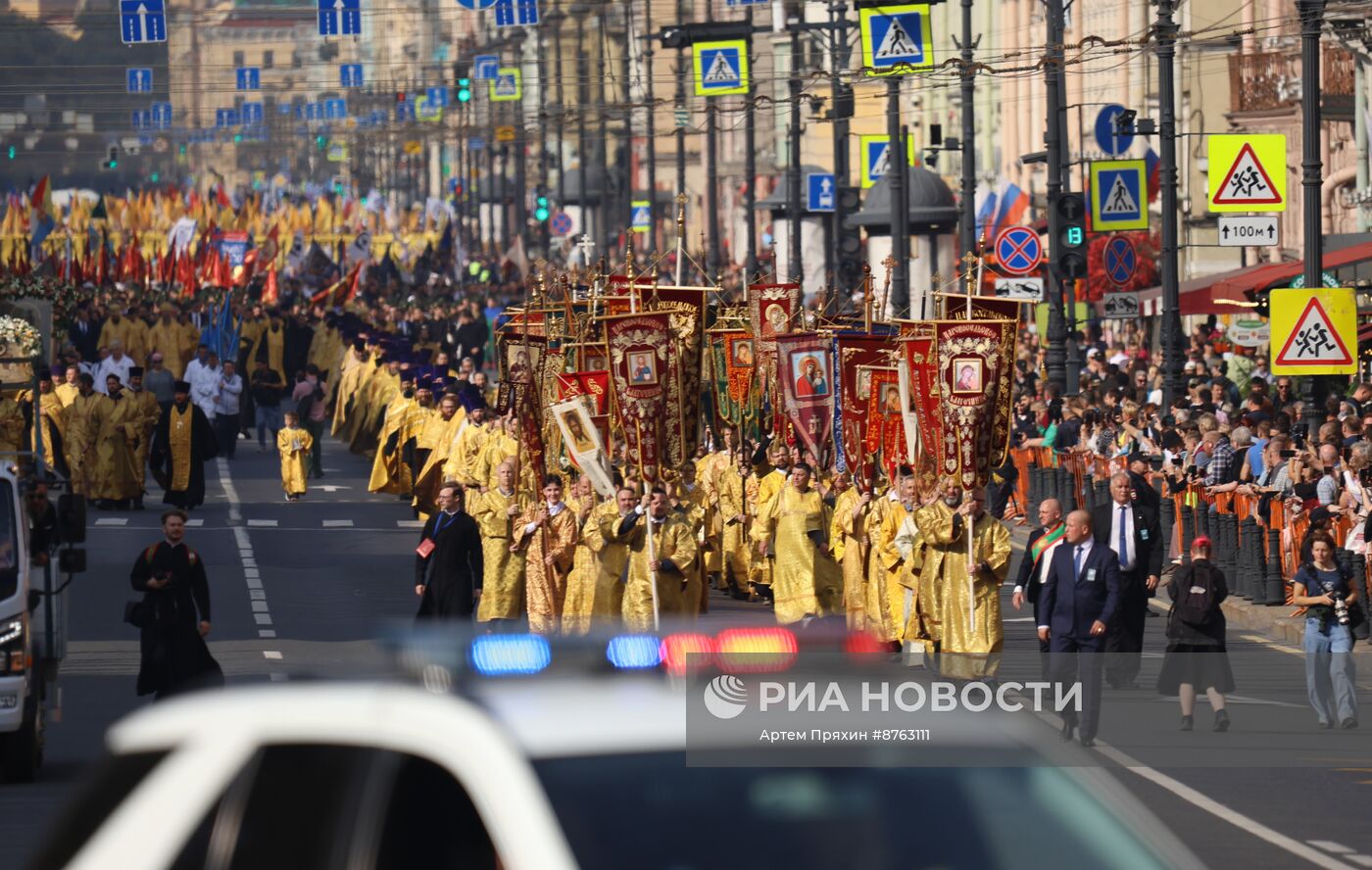 Крестный ход в честь 300-летия перенесения мощей А. Невского в Санкт-Петербург