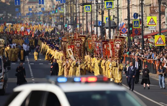 Крестный ход в честь 300-летия перенесения мощей А. Невского в Санкт-Петербург