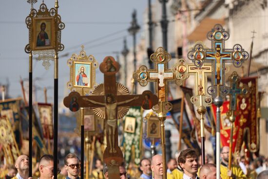 Крестный ход в честь 300-летия перенесения мощей А. Невского в Санкт-Петербург