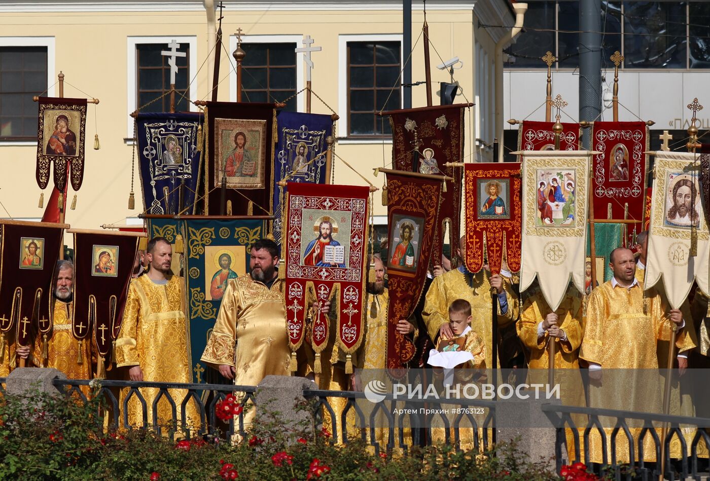 Крестный ход в честь 300-летия перенесения мощей А. Невского в Санкт-Петербург