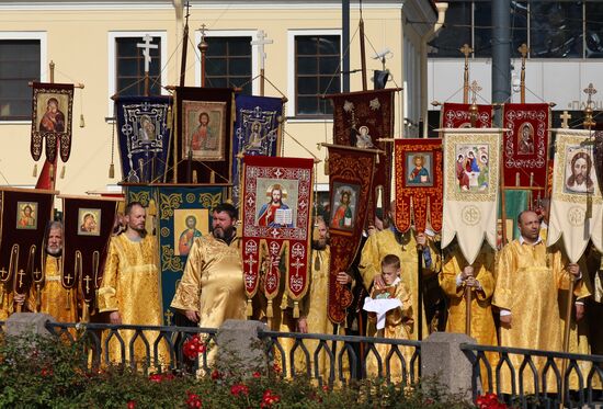 Крестный ход в честь 300-летия перенесения мощей А. Невского в Санкт-Петербург