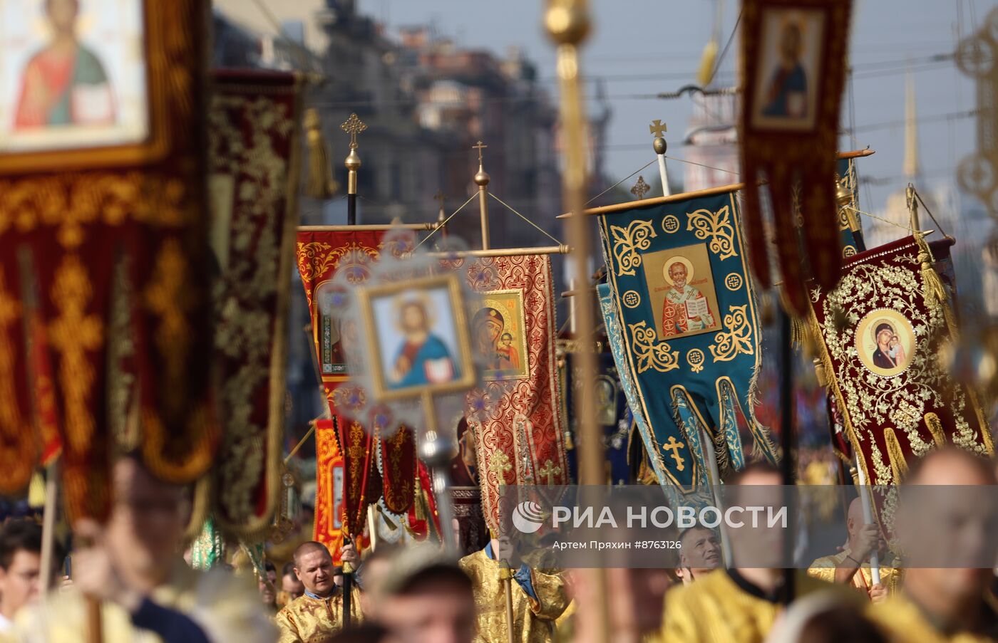 Крестный ход в честь 300-летия перенесения мощей А. Невского в Санкт-Петербург