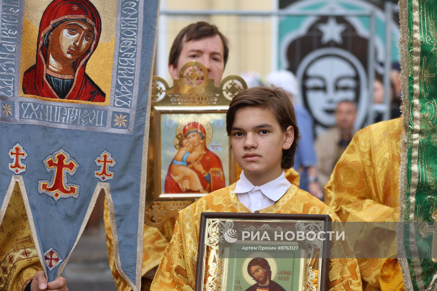 Крестный ход в честь 300-летия перенесения мощей А. Невского в Санкт-Петербург