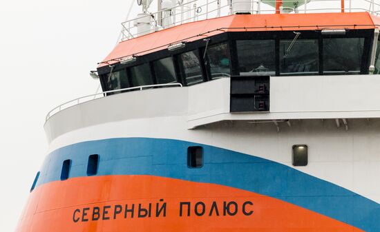 Ледостойкая платформа "Северный полюс" в Мурманске