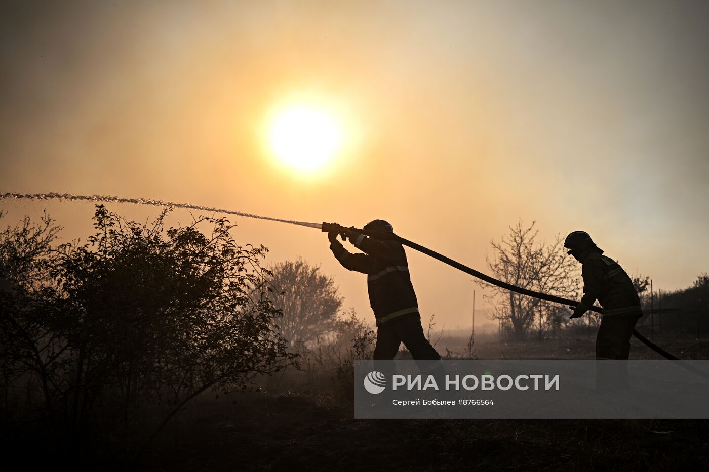 Масштабный пожар охватил несколько сел в ЛНР