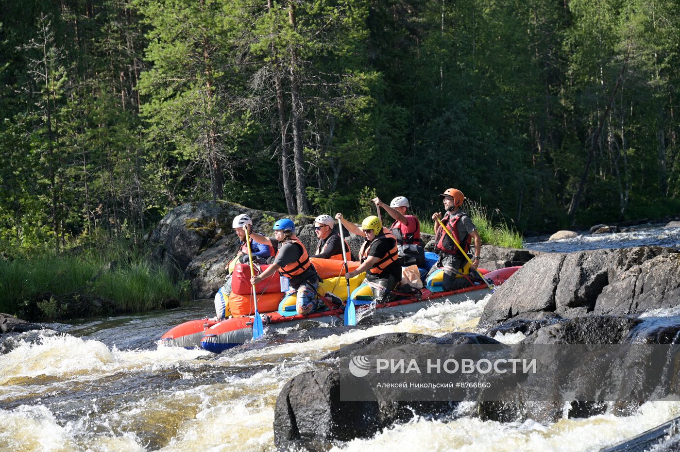 Туристический сплав по реке в Карелии