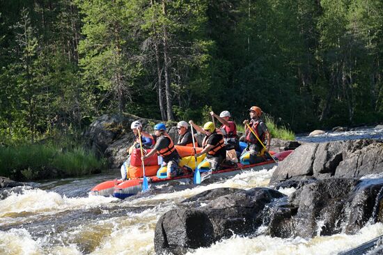 Туристический сплав по реке в Карелии