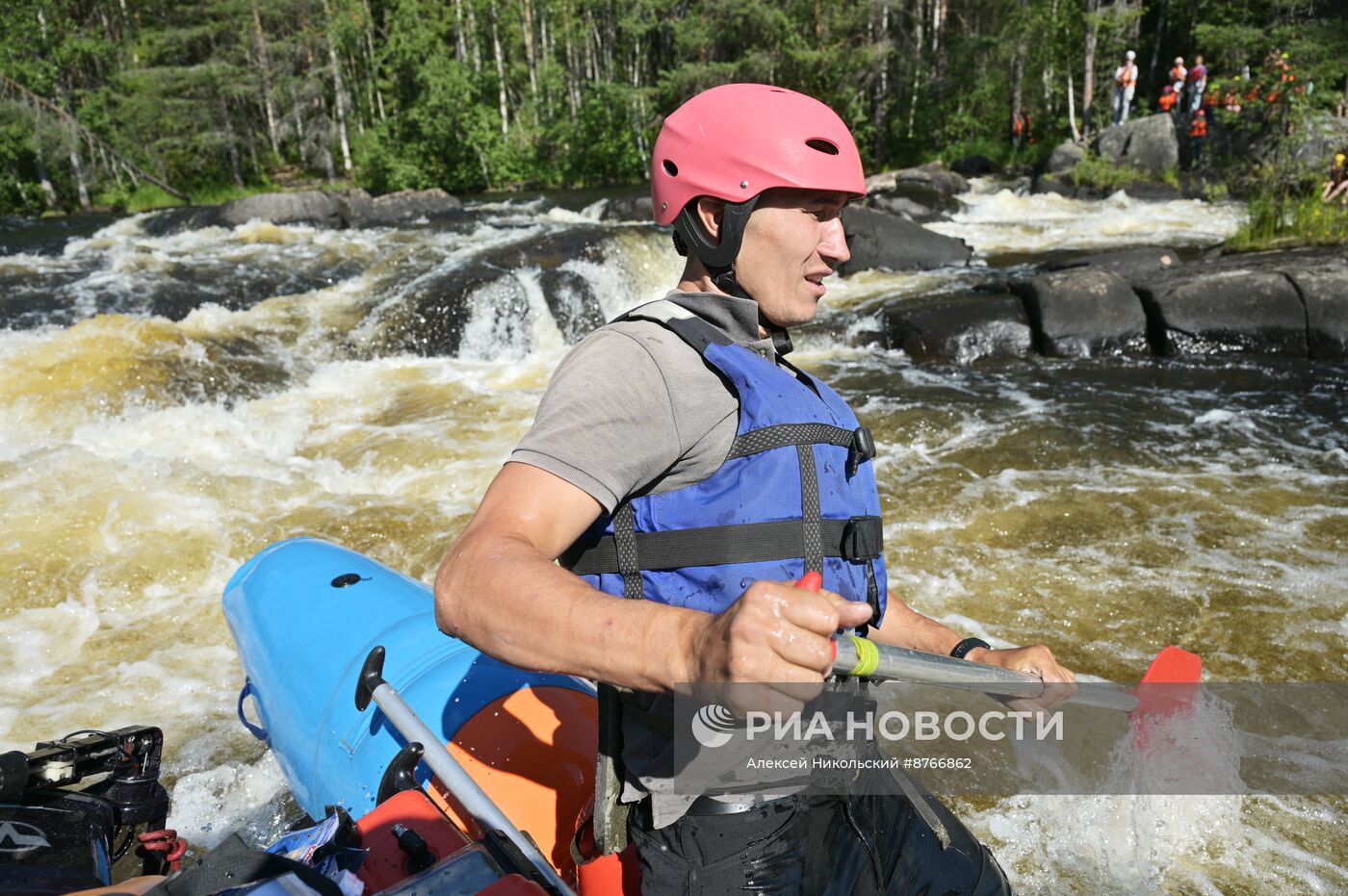 Туристический сплав по реке в Карелии
