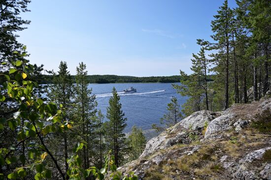 Туристический сплав по реке в Карелии