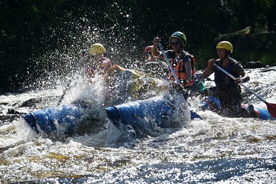 Туристический сплав по реке в Карелии