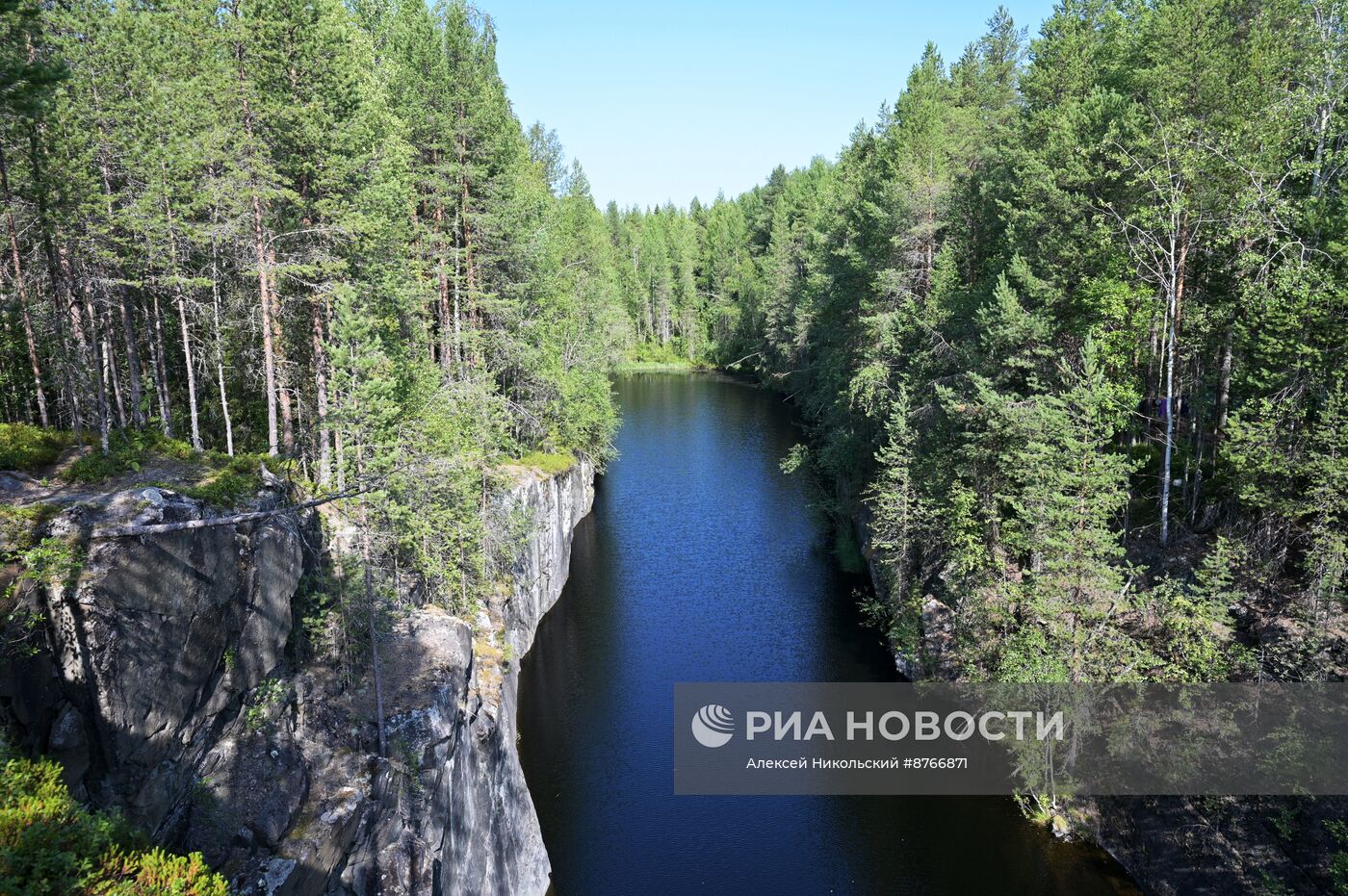 Туристический сплав по реке в Карелии