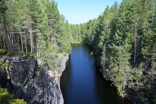 Туристический сплав по реке в Карелии