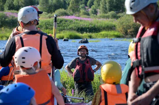 Туристический сплав по реке в Карелии