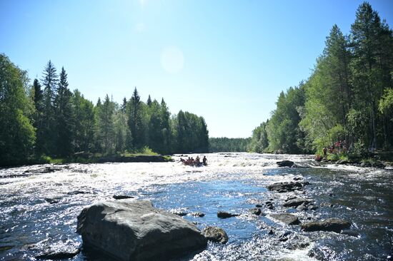 Туристический сплав по реке в Карелии