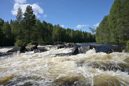 Туристический сплав по реке в Карелии