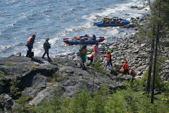 Туристический сплав по реке в Карелии