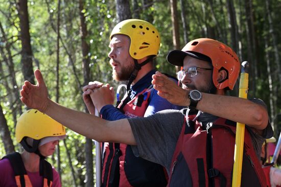 Туристический сплав по реке в Карелии