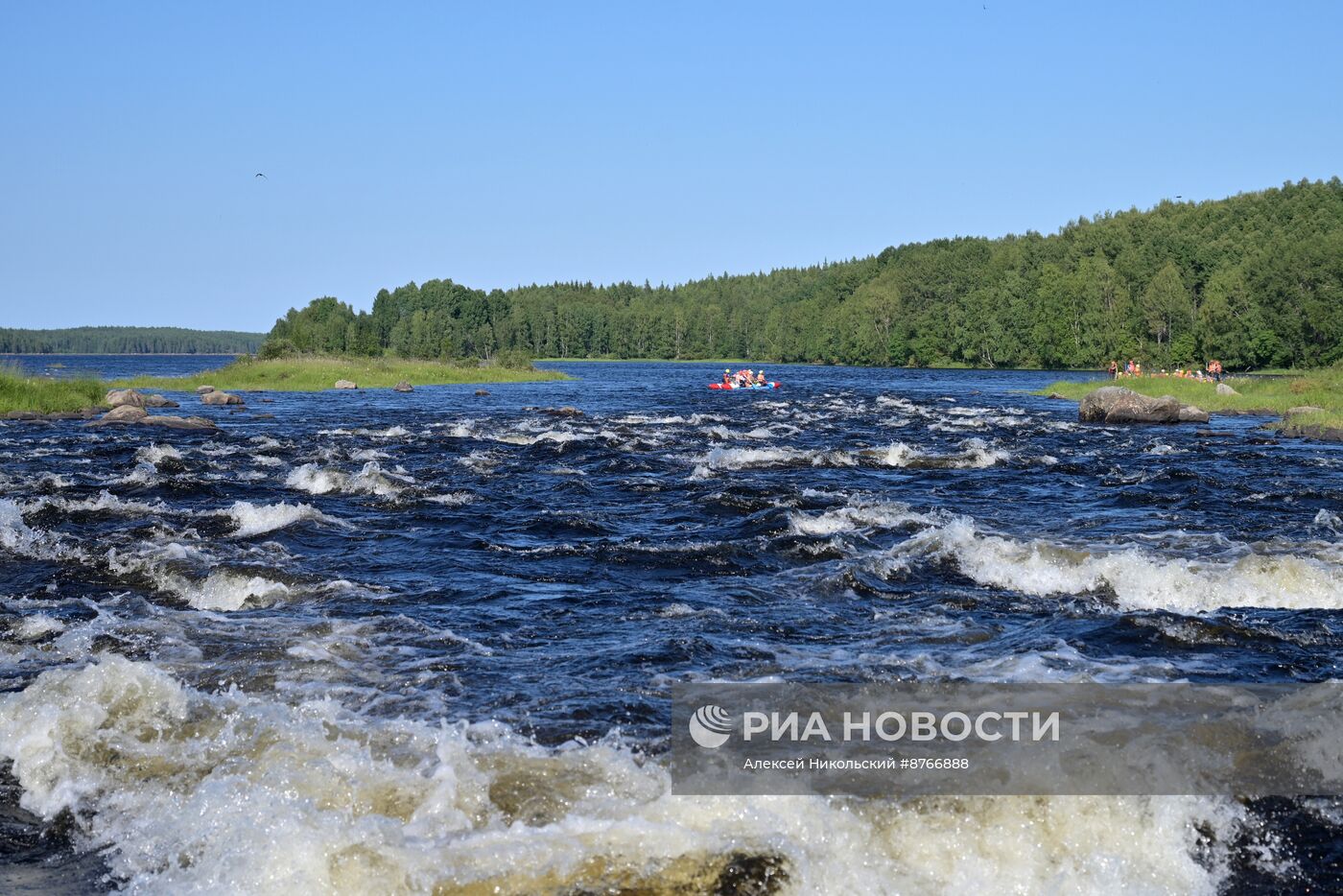 Туристический сплав по реке в Карелии