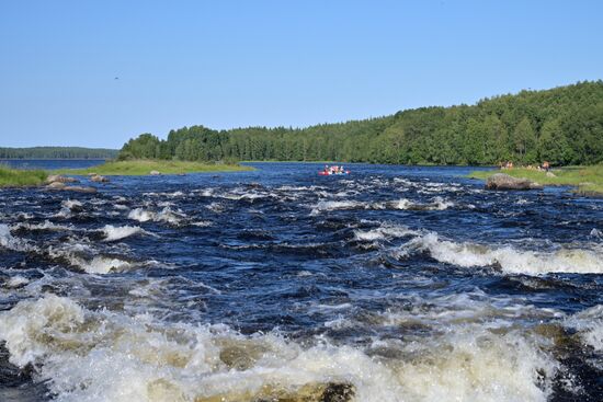 Туристический сплав по реке в Карелии