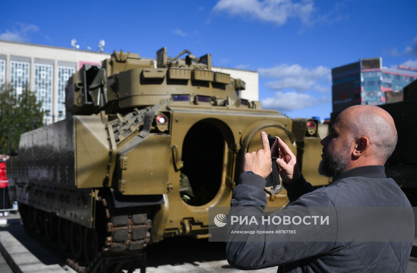 Открытие выставки трофейной техники в Новосибирске