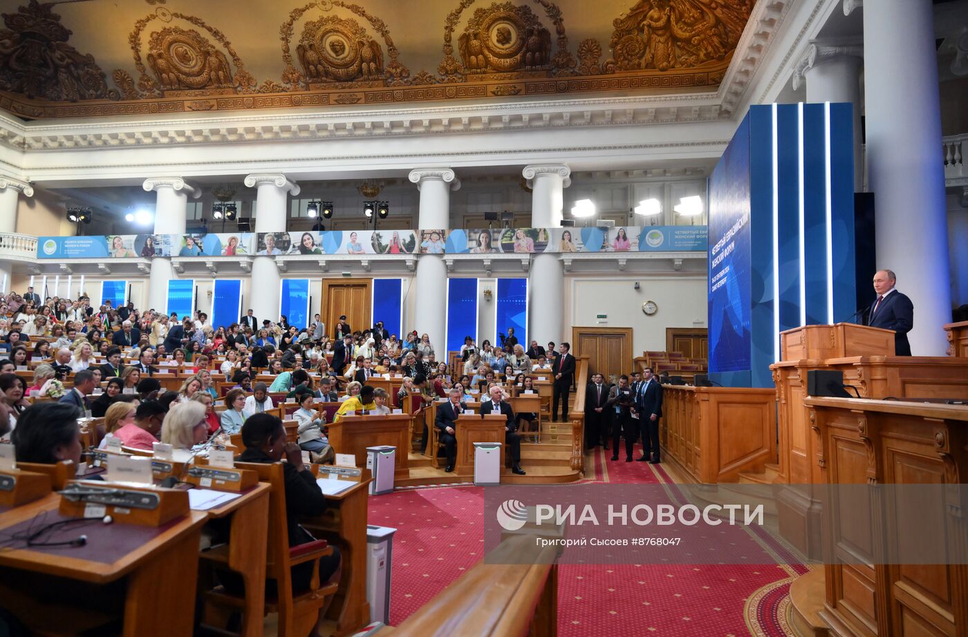 Президент Владимир Путин принял участие в пленарном заседании Евразийского женского форума