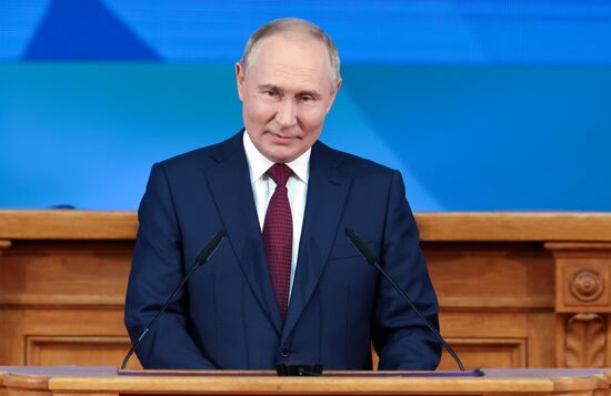 Президент Владимир Путин принял участие в пленарном заседании Евразийского женского форума